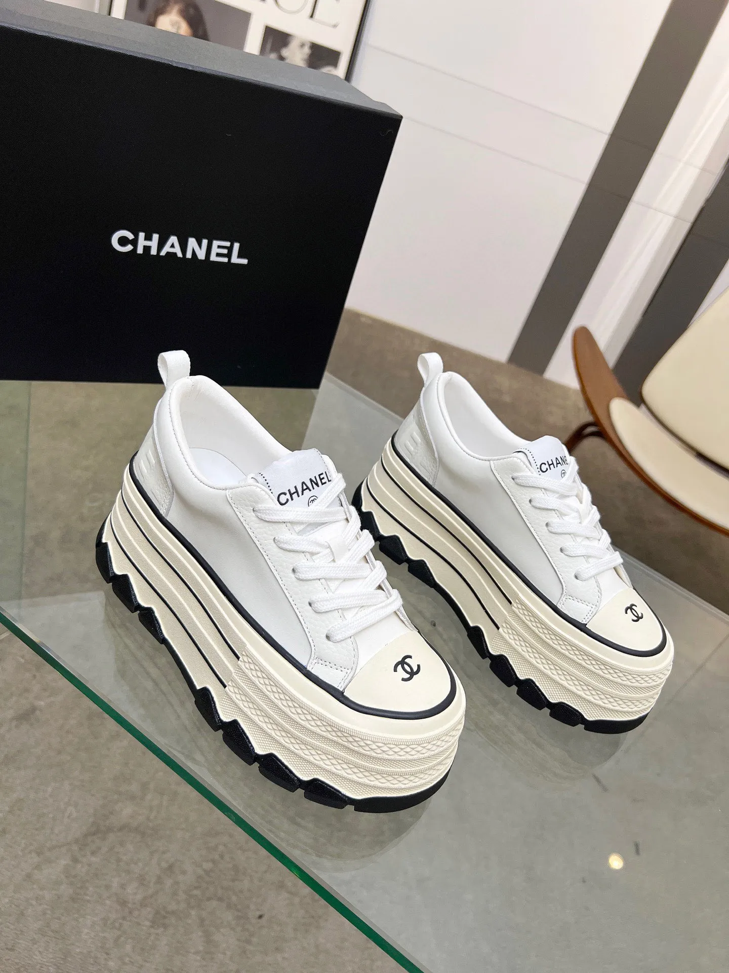 👟👟Ex-factory price 540👟👟 Chanel thick-soled biscuit shoes are a new retro series, showing a relaxed posture and lightness to start the summer journey. Continuing CHANEL's iconic deconstructed silhouette, the shoe body is presented with simple three-dimensional lines and double logos. The upper layer of cowhide material is injected with upper layer softness to enhance the foot feel. It adopts a thick rubber sole with geometric texture and rubber edging details. The leg heightening effect is comparable to that of leg plastic surgery. It makes your legs look bigger, slimmer and longer. It can be easily held in various styles. You can wear it with you! Upper material: cowhide Inner material: sheepskin lining Size: 35-40